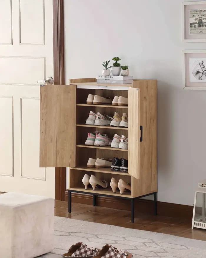 Armoire à chaussures avec portes en rotin