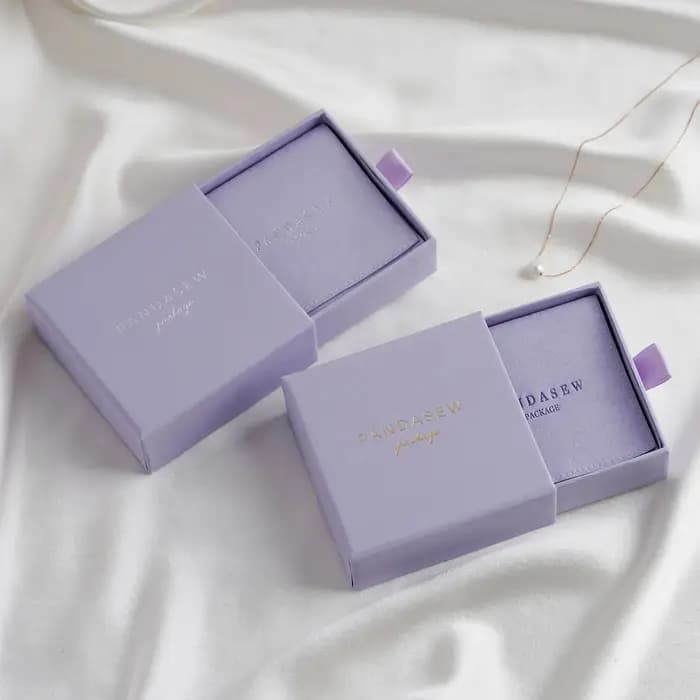 Boîte en carton avec pochette à bijoux en microfibre