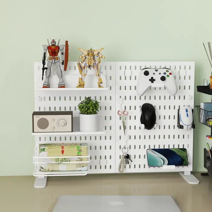 Piquier de rangement pour bureau. Il peut être placé vertical ou coupé. Ce panneau perforé convient aux étagères