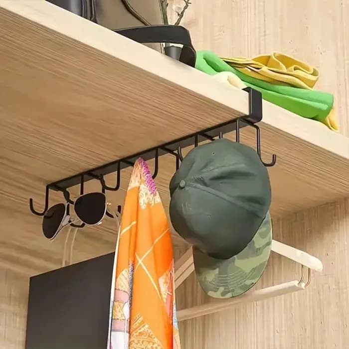 Support de tasses sous l'armoire