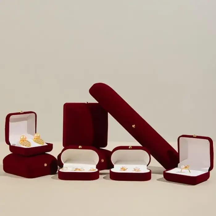 Boîte à bijoux à boucle dorée floquée