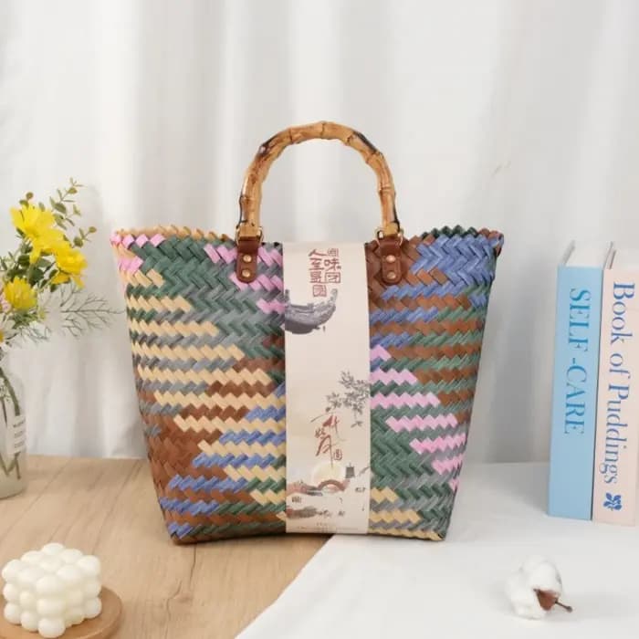 Panier de rangement tissé en plastique tendance avec motifs colorés