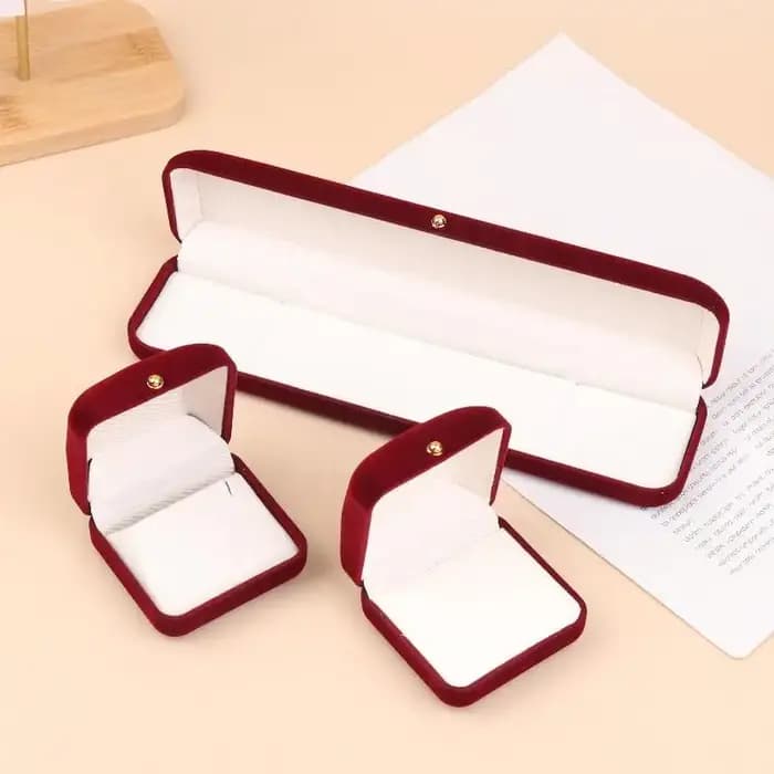 Boîte à bijoux en velours avec boucle dorée pour pendentifs