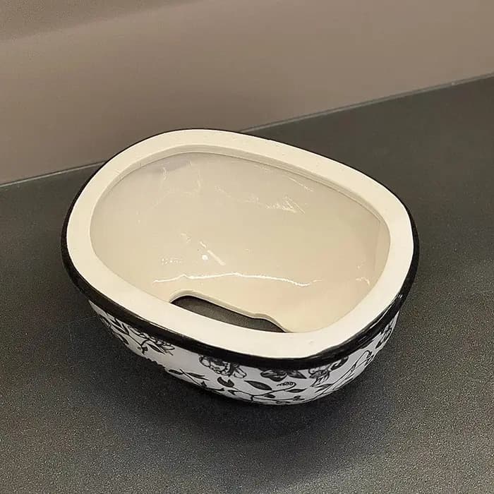 Boîte à mouchoirs en céramique avec cadeau à la main