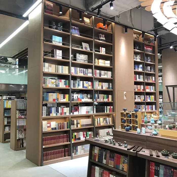 Bibliothèque commerciale personnalisée en bois massif multicouche du sol au plafond