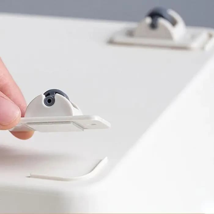 Roulettes auto-adhésives pour boîte de rangement
