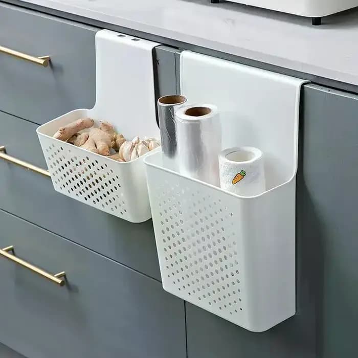 Maximisez l'espace de votre cuisine avec une étagère de rangement à crochets suspendus derrière les portes d'armoires