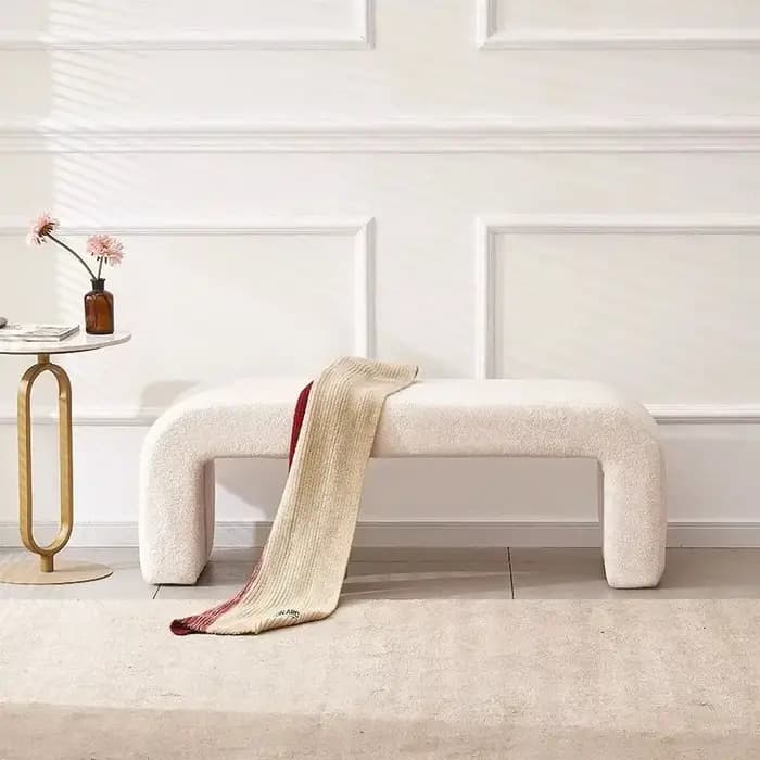 Banc à langer pour chaussures à l'entrée du couloir
