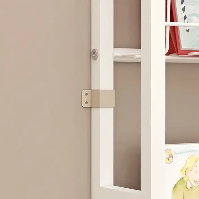 Étagère derrière la porte