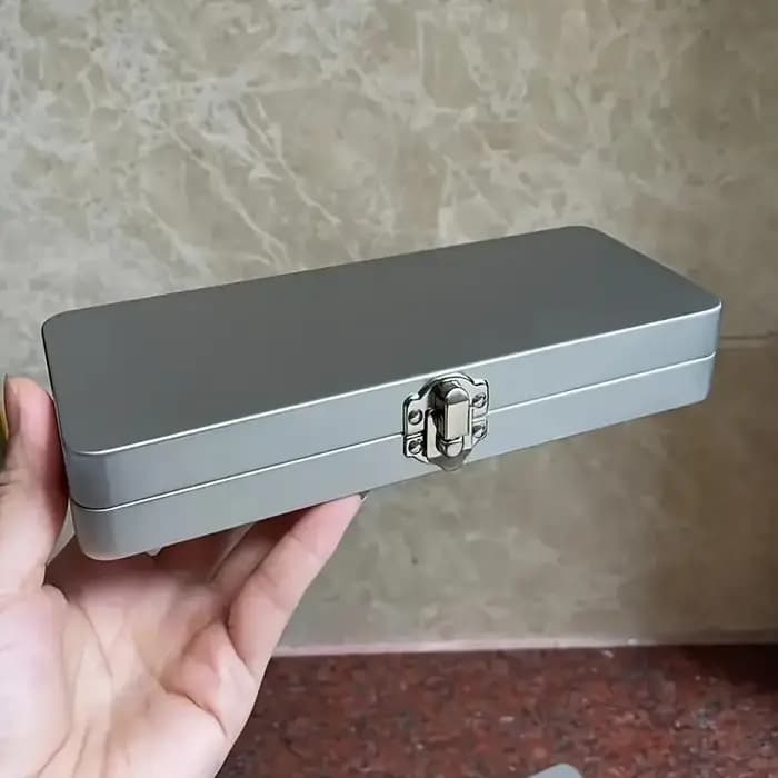 Boîte rectangulaire en métal gris argenté Durable avec couvercle