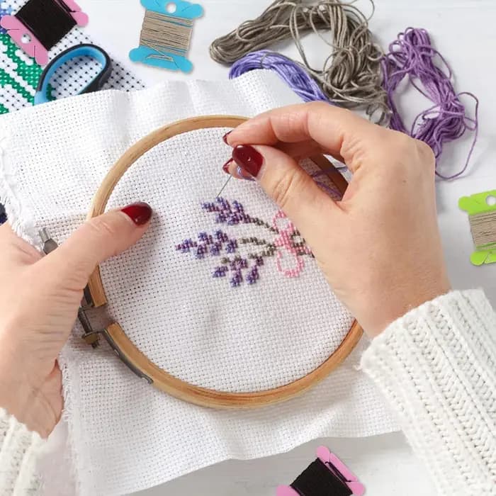 Ensemble d'organisateurs de fil à broder, boîte de rangement de fil de bobines de fil avec enrouleur de bobine, autocollants de numéro de fil pour la couture de broderie