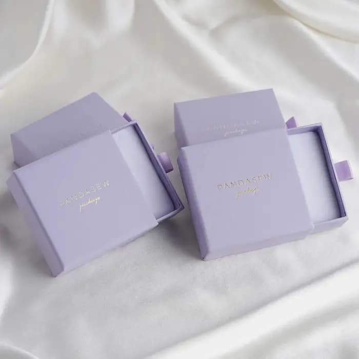Boîte en carton avec pochette à bijoux en microfibre