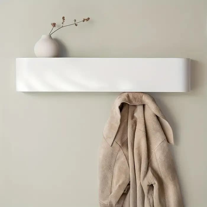 Porte-manteau mural moderne avec crochets et étagère cachés. Économie de l'espace