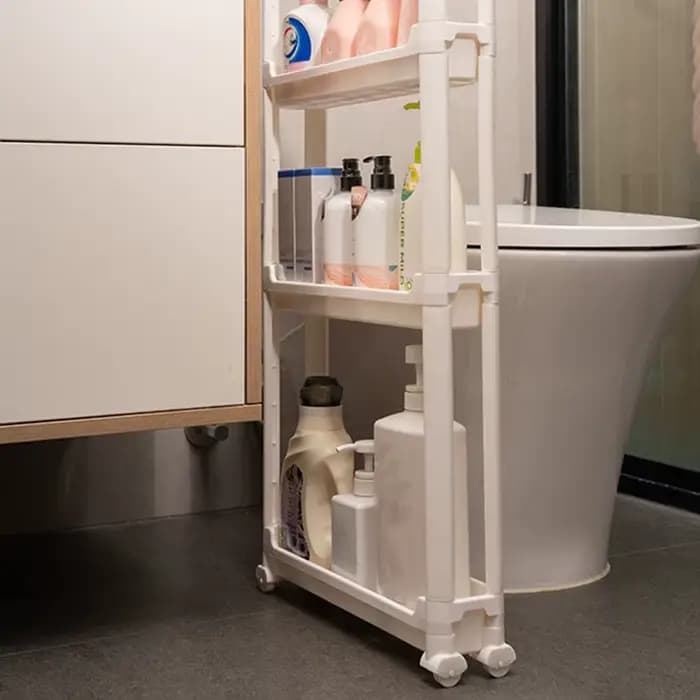Armoire de rangement derrière la porte