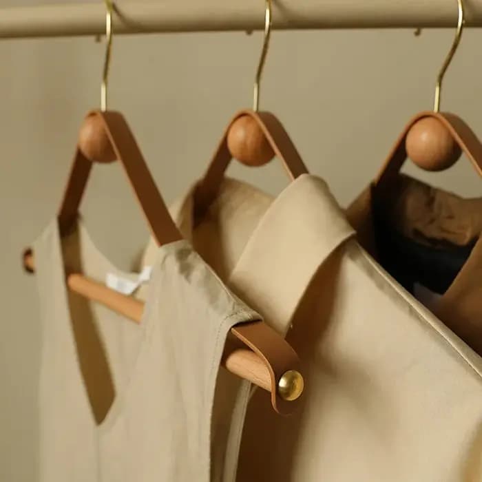 Cintres vintage en cuir et bois pour manteaux et pantalons – Présentoir