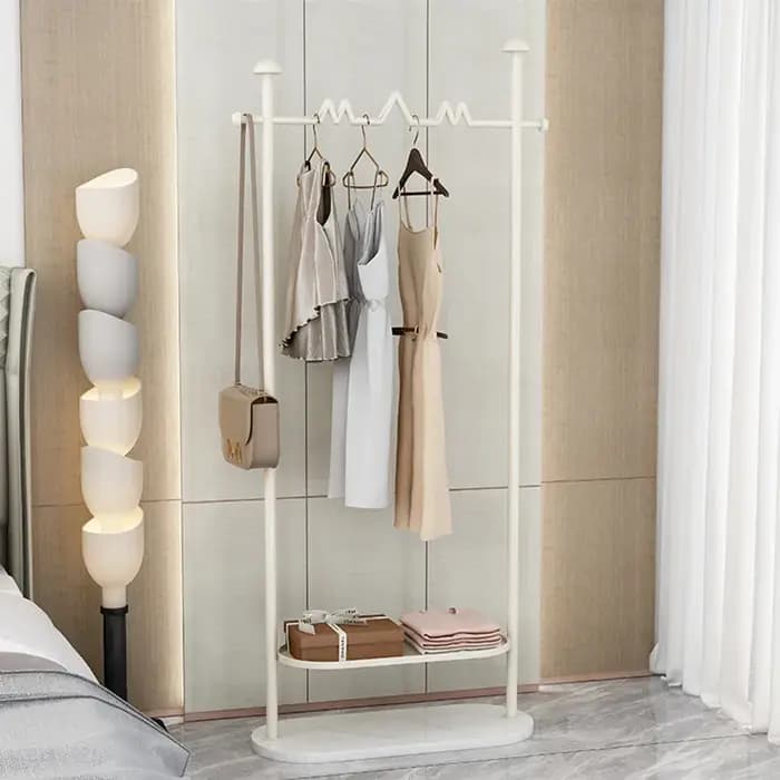 Porte-vêtements peu encombrant pour chambre à coucher