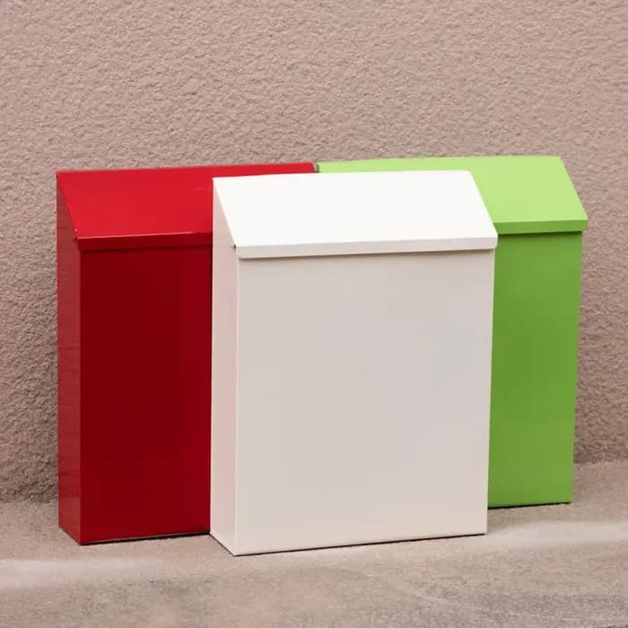 Boîte aux lettres murale avec couvercle en acier