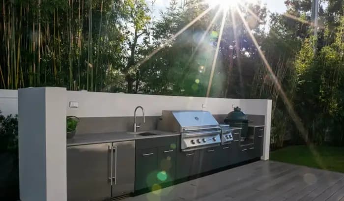 Cuisine extérieure sur mesure avec barbecue, armoire de cuisine moderne en acier inoxydable SUS304 imperméable avec évier, pour usage extérieur