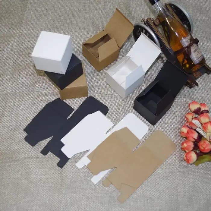 Boîtes carrées pliables en carton (4 × 4 × 4 cm–15 × 15 × 15 cm) – Expédition plate pour un rangement facile