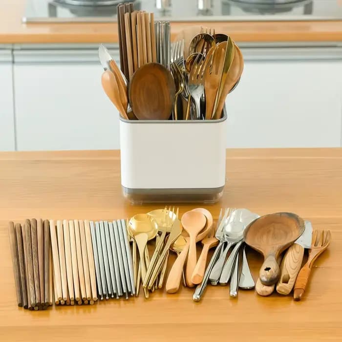 Boîte de rangement pour baguettes et vaisselle domestique. Fond avec bac de vidange. Cage