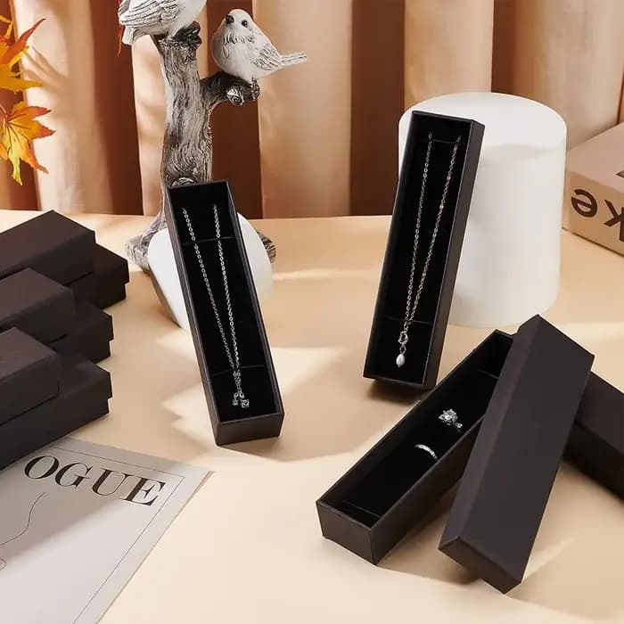Présentoir de bijoux carré noir