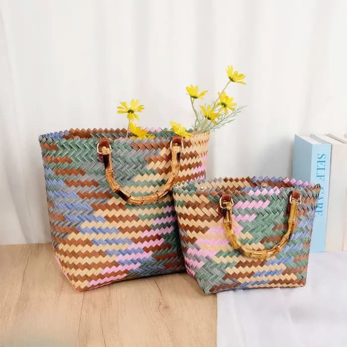 Panier de rangement tissé en plastique tendance avec motifs colorés