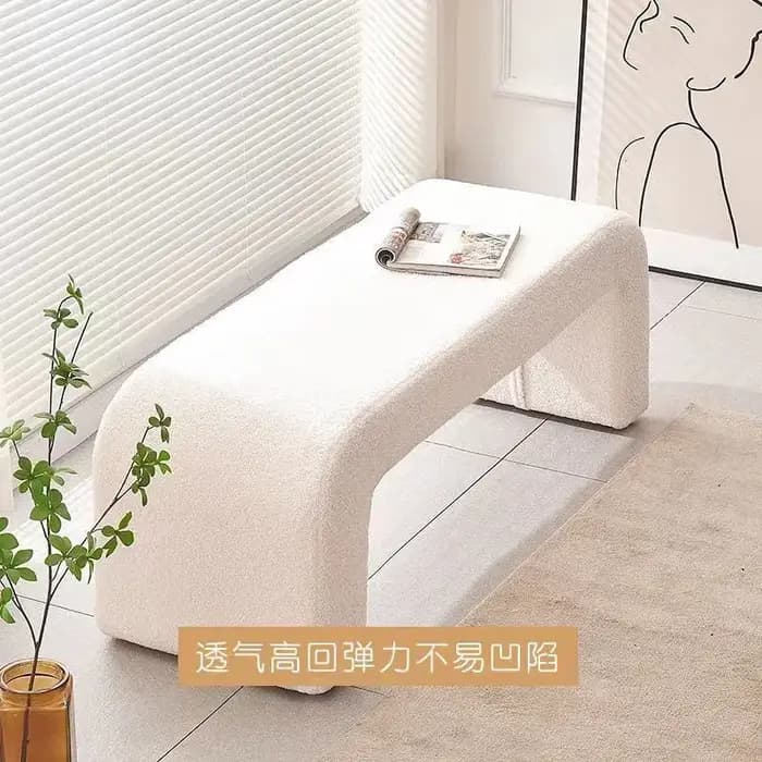 Banc à langer pour chaussures à l'entrée du couloir