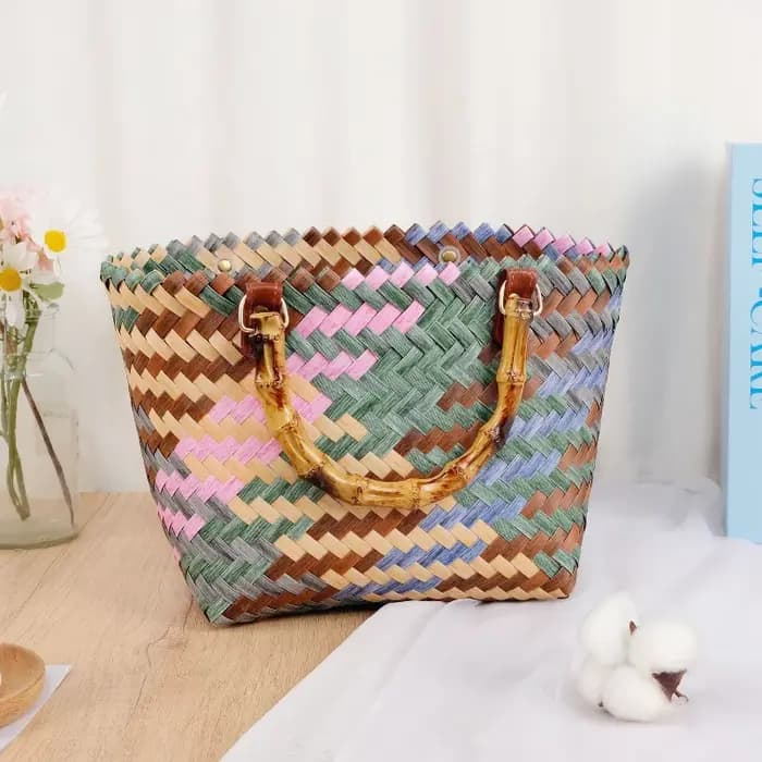 Panier de rangement tissé en plastique tendance avec motifs colorés