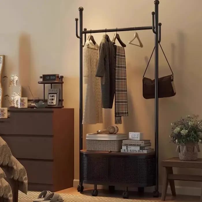 Porte-vêtements sur pied noir vintage avec miroir