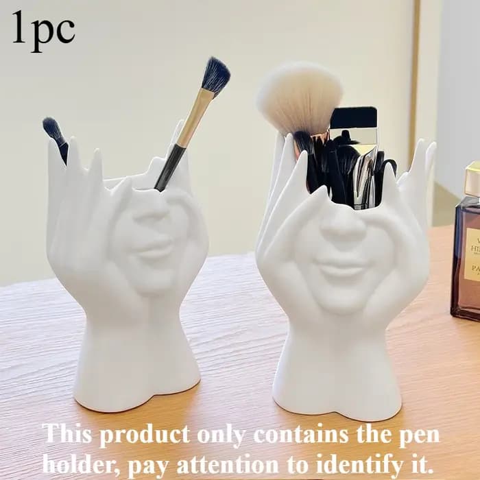 Boîte à maquillage moderne avec miroir et porte-pinceaux. Design élégant en forme de cœur
