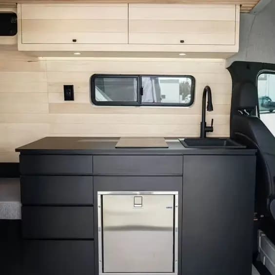 Armoires de camping-car en aluminium sur mesure avec tiroirs