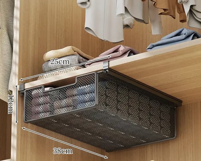 Panier suspendu sous le tiroir de la garde-robe