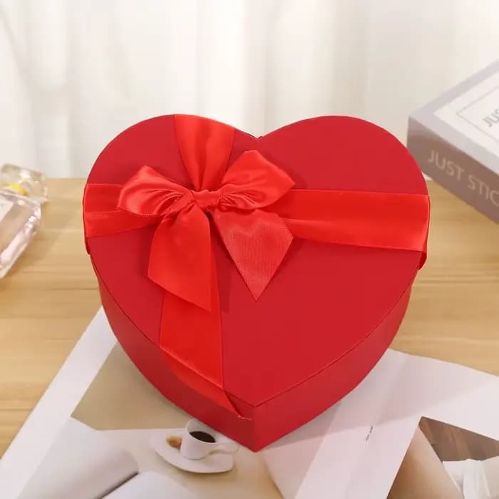 Nouvelle boîte cadeau en forme de cœur rouge avec couvercle