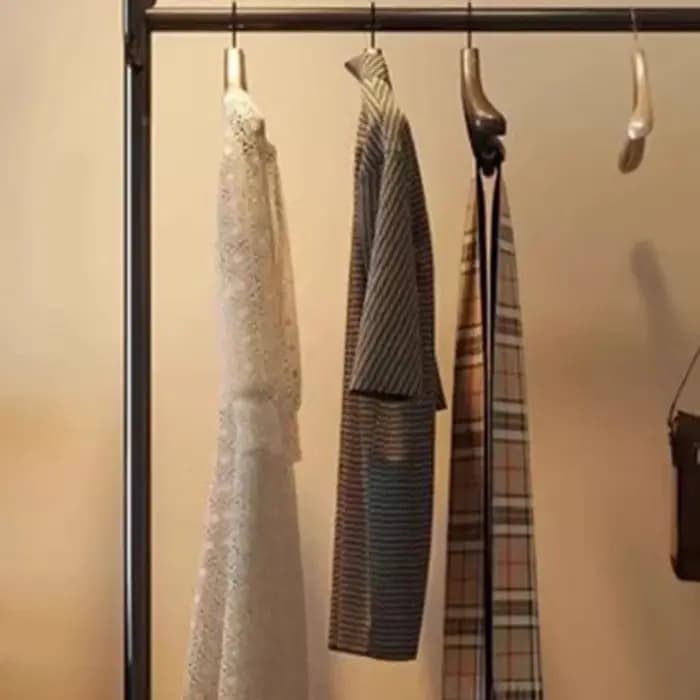 Porte-vêtements sur pied noir vintage avec miroir