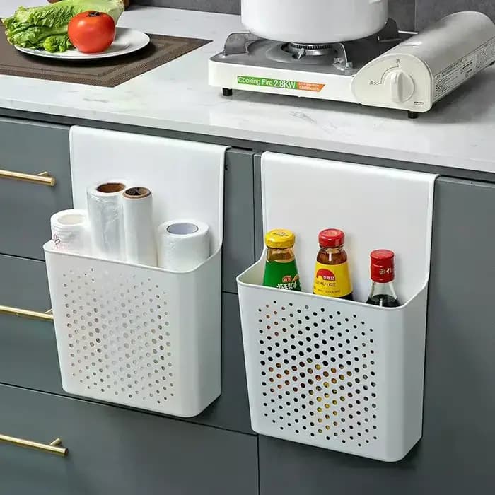 Maximisez l'espace de votre cuisine avec une étagère de rangement à crochets suspendus derrière les portes d'armoires