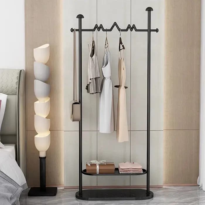 Porte-vêtements peu encombrant pour chambre à coucher