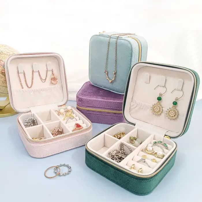Fourniture exclusive transfrontalière de boîtes à bijoux en velours avec plusieurs compartiments pour bagues