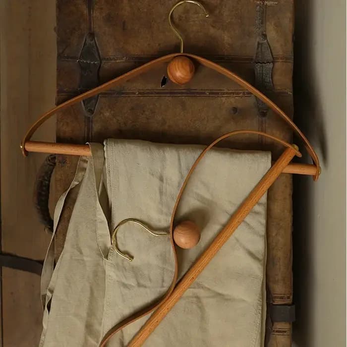 Cintres vintage en cuir et bois pour manteaux et pantalons – Présentoir