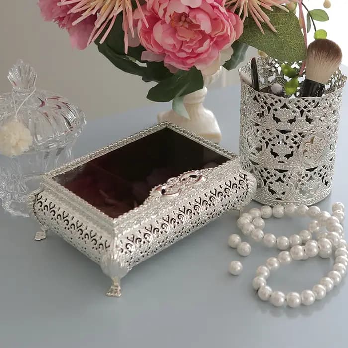 Boîte à bijoux creuse en métal faite à la main