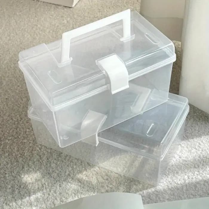 La grande boîte de rangement transparente à poignée