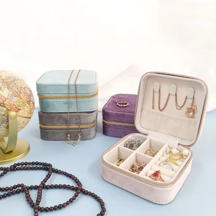 Fourniture exclusive transfrontalière de boîtes à bijoux en velours avec plusieurs compartiments pour bagues