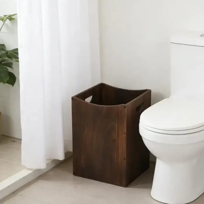 Poubelle en bois dotée d design d'une texture naturelle
