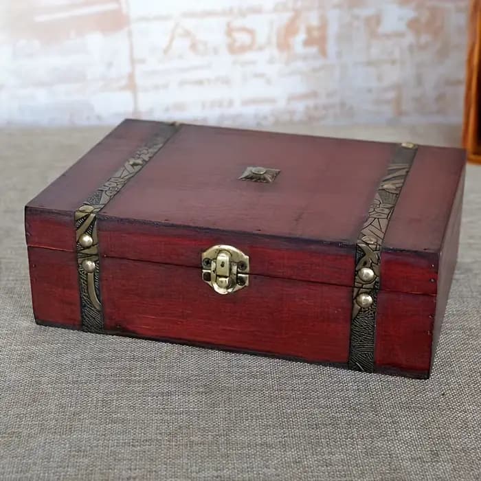 Boîte de rangement vintage en bois foncé avec accents en laiton