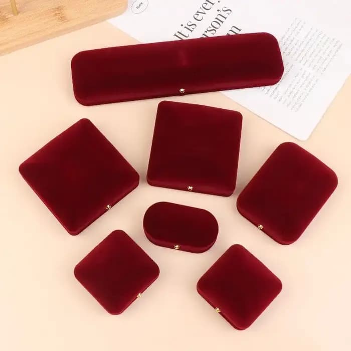 Boîte à bijoux en velours avec boucle dorée pour pendentifs