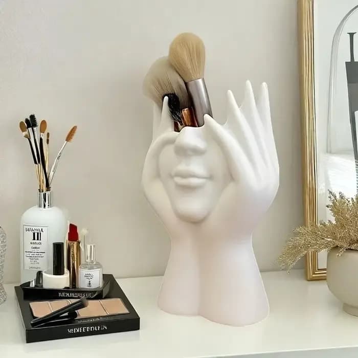Boîte à maquillage moderne avec miroir et porte-pinceaux. Design élégant en forme de cœur