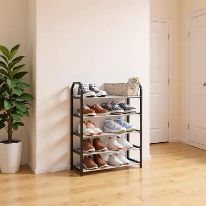 Un simple porte-chaussures à 4/5 niveaux avec accoudoirs pour un accès facile