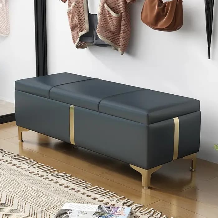Armoire à chaussures, petit tabouret à l'entrée de la maison