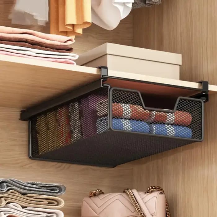 Panier de rangement coulissant suspendu sous armoire