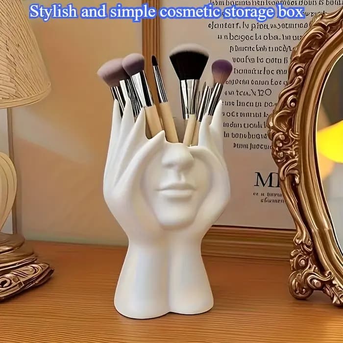 Boîte à maquillage moderne avec miroir et porte-pinceaux. Design élégant en forme de cœur