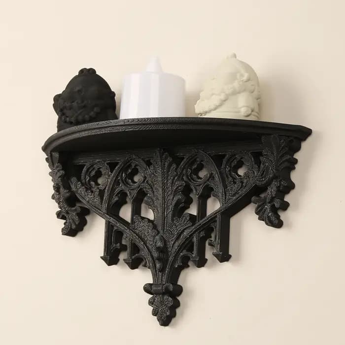 Étagère murale triangulaire sculptée de style gothique transfrontalier pour rangement et décoration